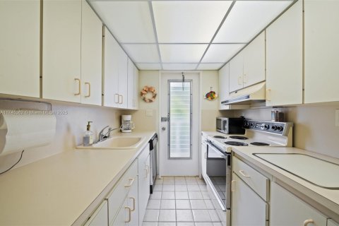 Condo in Bay Harbor Islands, Florida, 2 bedrooms  № 1697136 - photo 11