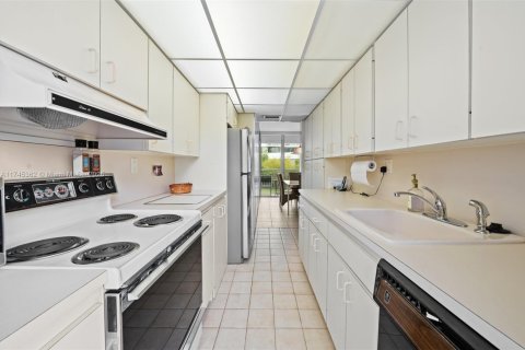 Condo in Bay Harbor Islands, Florida, 2 bedrooms  № 1697136 - photo 15