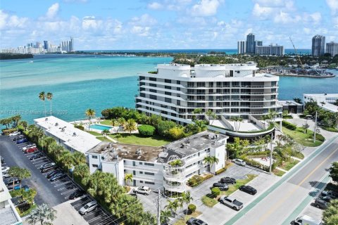 Condo in Bay Harbor Islands, Florida, 2 bedrooms  № 1697136 - photo 1