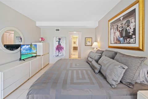 Condo in Bay Harbor Islands, Florida, 2 bedrooms  № 1697136 - photo 19