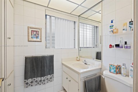 Condo in Bay Harbor Islands, Florida, 2 bedrooms  № 1697136 - photo 21