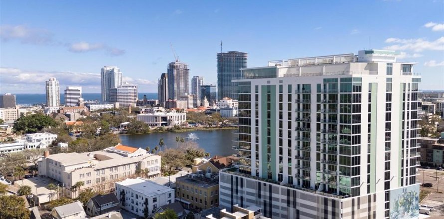 Condominio en Saint Petersburg, Florida, 2 dormitorios  № 1656951