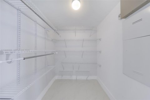 Condo in Miami, Florida, 2 bedrooms  № 1995274 - photo 16