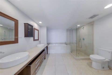 Condo in Miami, Florida, 2 bedrooms  № 1995274 - photo 10