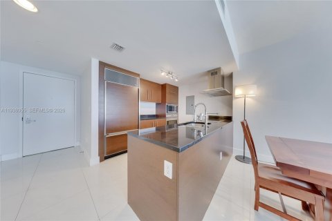 Condo in Miami, Florida, 2 bedrooms  № 1995274 - photo 4