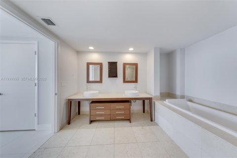 Condo in Miami, Florida, 2 bedrooms  № 1995274 - photo 11