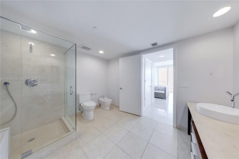 Condo in Miami, Florida, 2 bedrooms  № 1995274 - photo 15