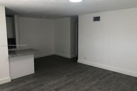 House in North Miami, Florida 1 bedroom, 65.03 sq.m. № 1937508 - photo 7