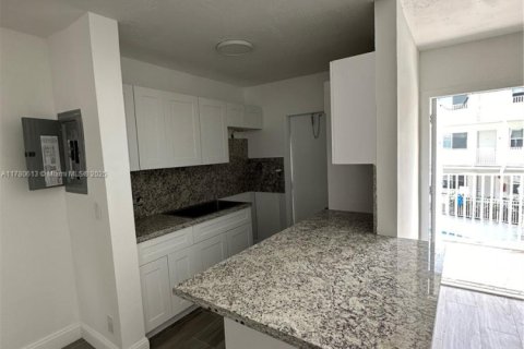 House in North Miami, Florida 1 bedroom, 65.03 sq.m. № 1937508 - photo 6