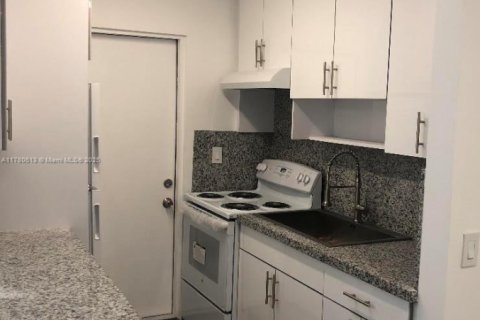House in North Miami, Florida 1 bedroom, 65.03 sq.m. № 1937508 - photo 8