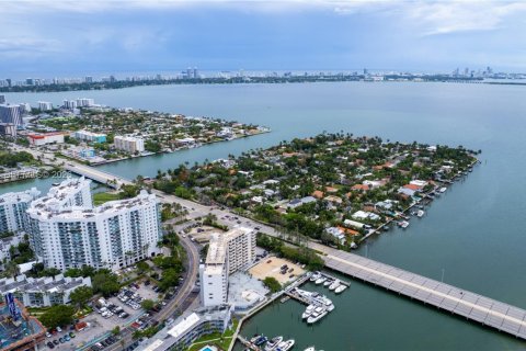 Condo in North Bay Village, Florida № 2257761 - photo 9