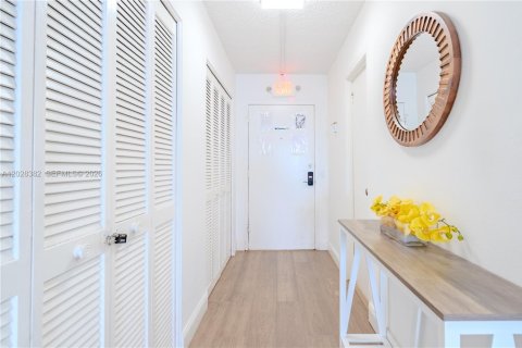 Condo in North Bay Village, Florida № 2257761 - photo 18