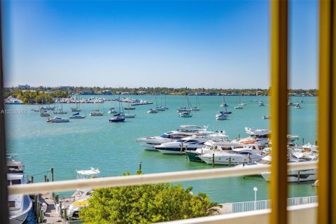 Condo in North Bay Village, Florida № 2257761 - photo 30