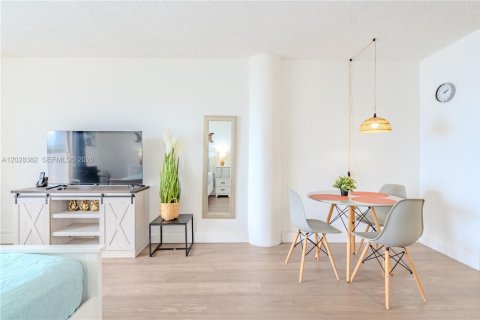 Condo in North Bay Village, Florida № 2257761 - photo 19