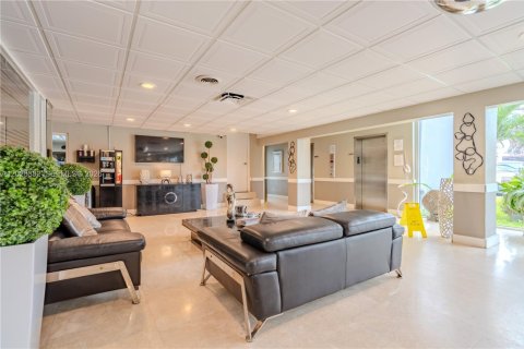 Condo in North Bay Village, Florida № 2257761 - photo 26