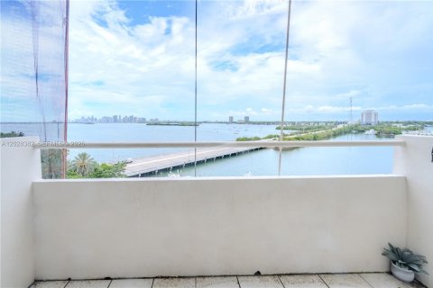 Condo in North Bay Village, Florida № 2257761 - photo 16