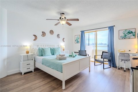 Condo in North Bay Village, Florida № 2257761 - photo 6