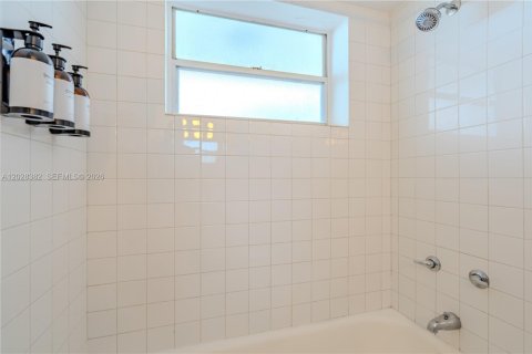 Condo in North Bay Village, Florida № 2257761 - photo 21