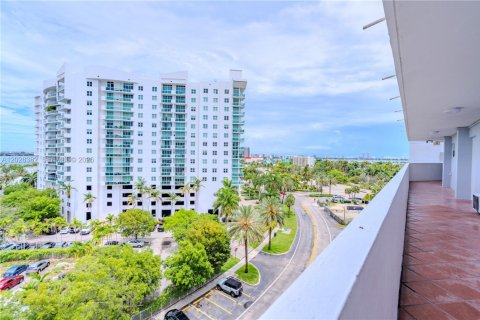 Condo in North Bay Village, Florida № 2257761 - photo 23