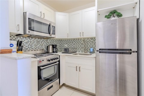 Condo in North Bay Village, Florida № 2257761 - photo 17