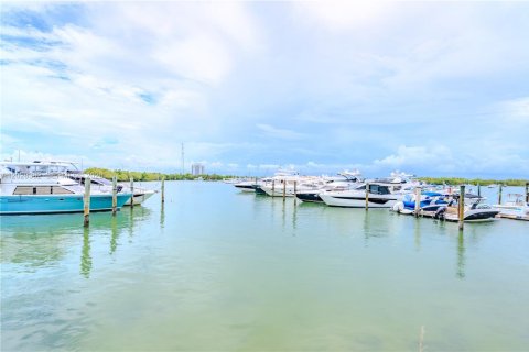 Condo in North Bay Village, Florida № 2257761 - photo 28