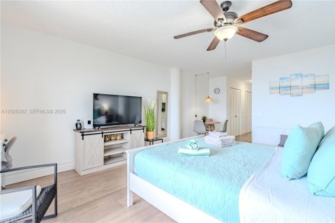Condo in North Bay Village, Florida № 2257761 - photo 4
