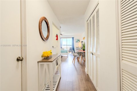 Condo in North Bay Village, Florida № 2257761 - photo 14