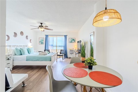 Condo in North Bay Village, Florida № 2257761 - photo 15