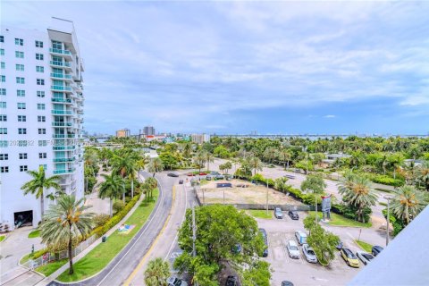 Condo in North Bay Village, Florida № 2257761 - photo 24