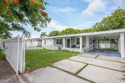 Villa ou maison à Miami Gardens, Floride 4 chambres, 158.86 m2 № 2275087