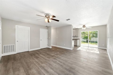House in DeLand, Florida 3 bedrooms, 107.02 sq.m. № 2287644 - photo 6