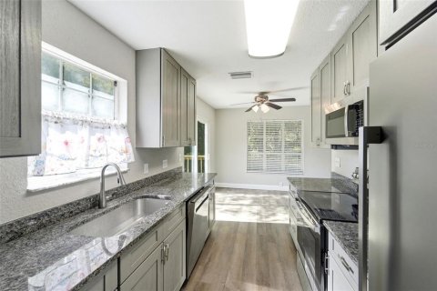 House in DeLand, Florida 3 bedrooms, 107.02 sq.m. № 2287644 - photo 12