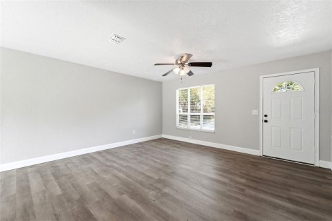 House in DeLand, Florida 3 bedrooms, 107.02 sq.m. № 2287644 - photo 4