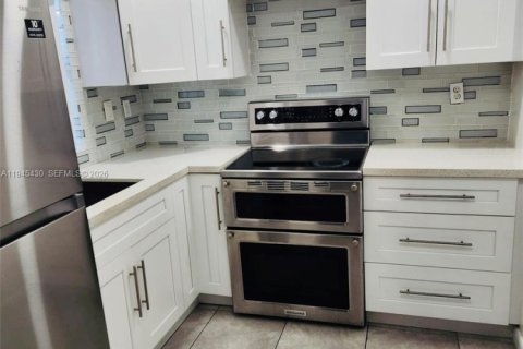 Кондоминиум с 2 спальнями в Лодерхилл, Флорида № 2001978