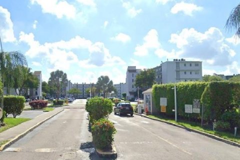 Снять в аренду кондоминиум в Мирамар, Флорида 2 спальни, 77.29м2, № 1990598 - фото 1