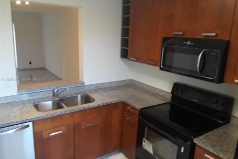 Снять в аренду кондоминиум в Мирамар, Флорида 2 спальни, 77.29м2, № 1990598 - фото 2