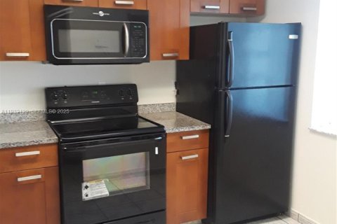 Снять в аренду кондоминиум в Мирамар, Флорида 2 спальни, 77.29м2, № 1990598 - фото 3