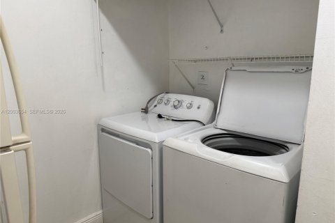 House in Sweetwater, Florida 2 bedrooms, 209.22 sq.m. № 2069165 - photo 10