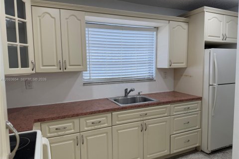 House in Sweetwater, Florida 2 bedrooms, 209.22 sq.m. № 2069165 - photo 8