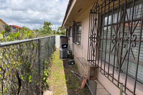 House in Sweetwater, Florida 2 bedrooms, 209.22 sq.m. № 2069165 - photo 17