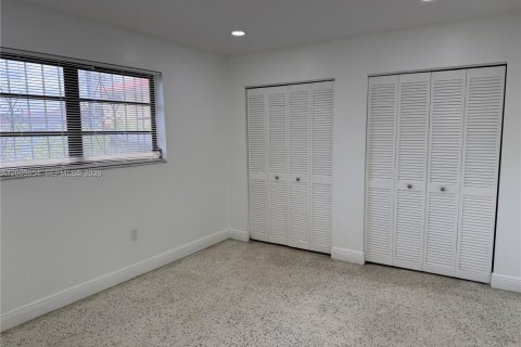 House in Sweetwater, Florida 2 bedrooms, 209.22 sq.m. № 2069165 - photo 15