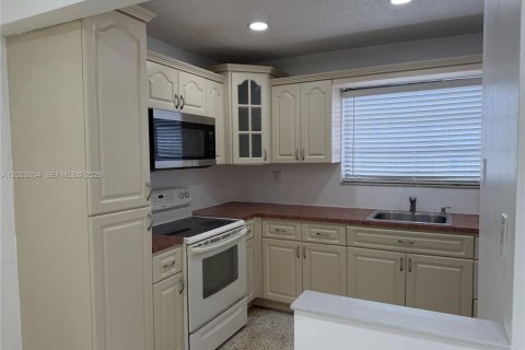 House in Sweetwater, Florida 2 bedrooms, 209.22 sq.m. № 2069165 - photo 7