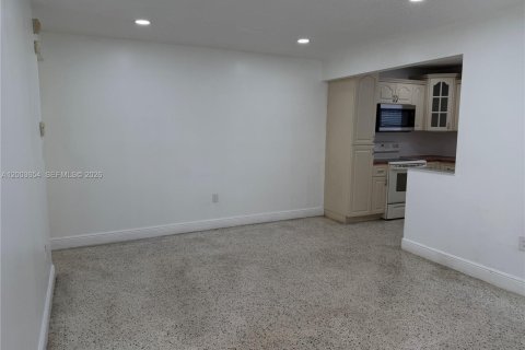 House in Sweetwater, Florida 2 bedrooms, 209.22 sq.m. № 2069165 - photo 5