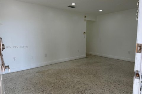 House in Sweetwater, Florida 2 bedrooms, 209.22 sq.m. № 2069165 - photo 3