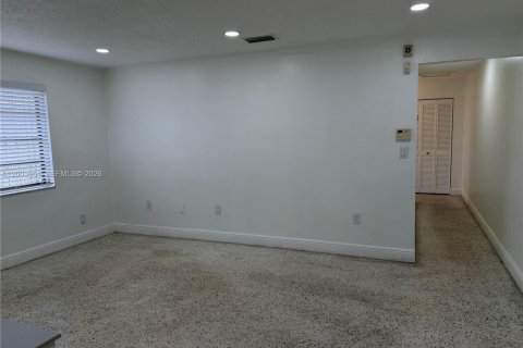 House in Sweetwater, Florida 2 bedrooms, 209.22 sq.m. № 2069165 - photo 11