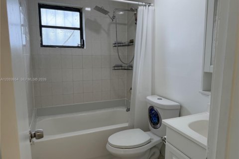 House in Sweetwater, Florida 2 bedrooms, 209.22 sq.m. № 2069165 - photo 12