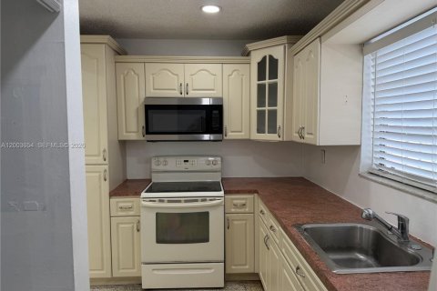 House in Sweetwater, Florida 2 bedrooms, 209.22 sq.m. № 2069165 - photo 9