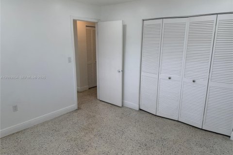 House in Sweetwater, Florida 2 bedrooms, 209.22 sq.m. № 2069165 - photo 14