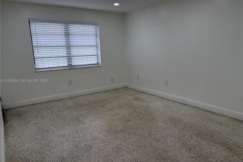 House in Sweetwater, Florida 2 bedrooms, 209.22 sq.m. № 2069165 - photo 4