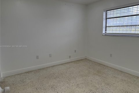 House in Sweetwater, Florida 2 bedrooms, 209.22 sq.m. № 2069165 - photo 13